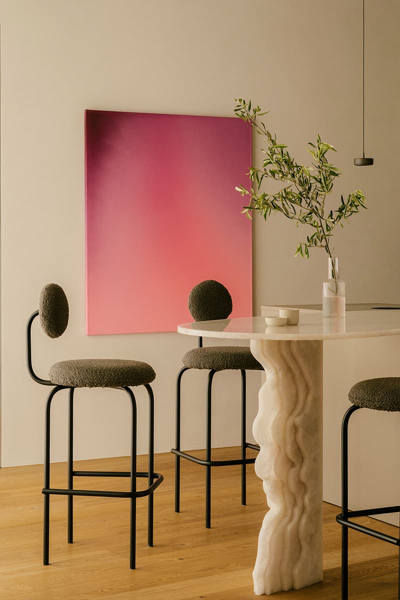 Обволакивающий интерьер квартиры с акцентным искусством — проект TAKK Studio