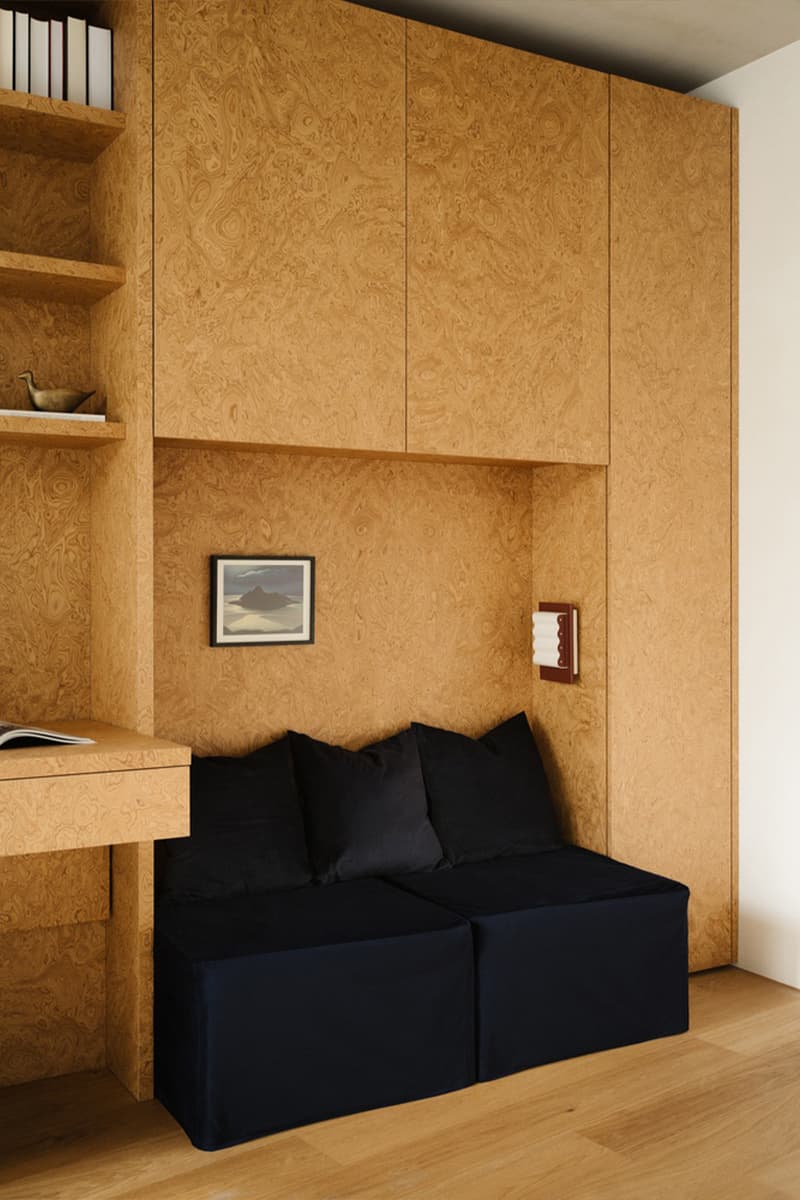 Обволакивающий интерьер квартиры с акцентным искусством — проект TAKK Studio