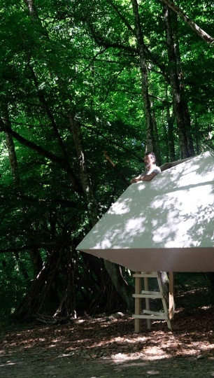 Meaningless Architecture построили кабину для медитации в лесу