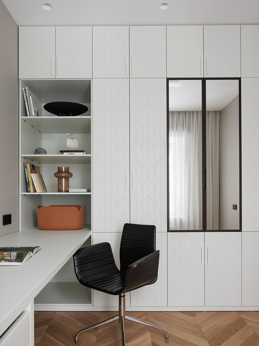 Бесшовные обои и итальянская мебель в светлом интерьере квартиры — проект Ольги Фокиной