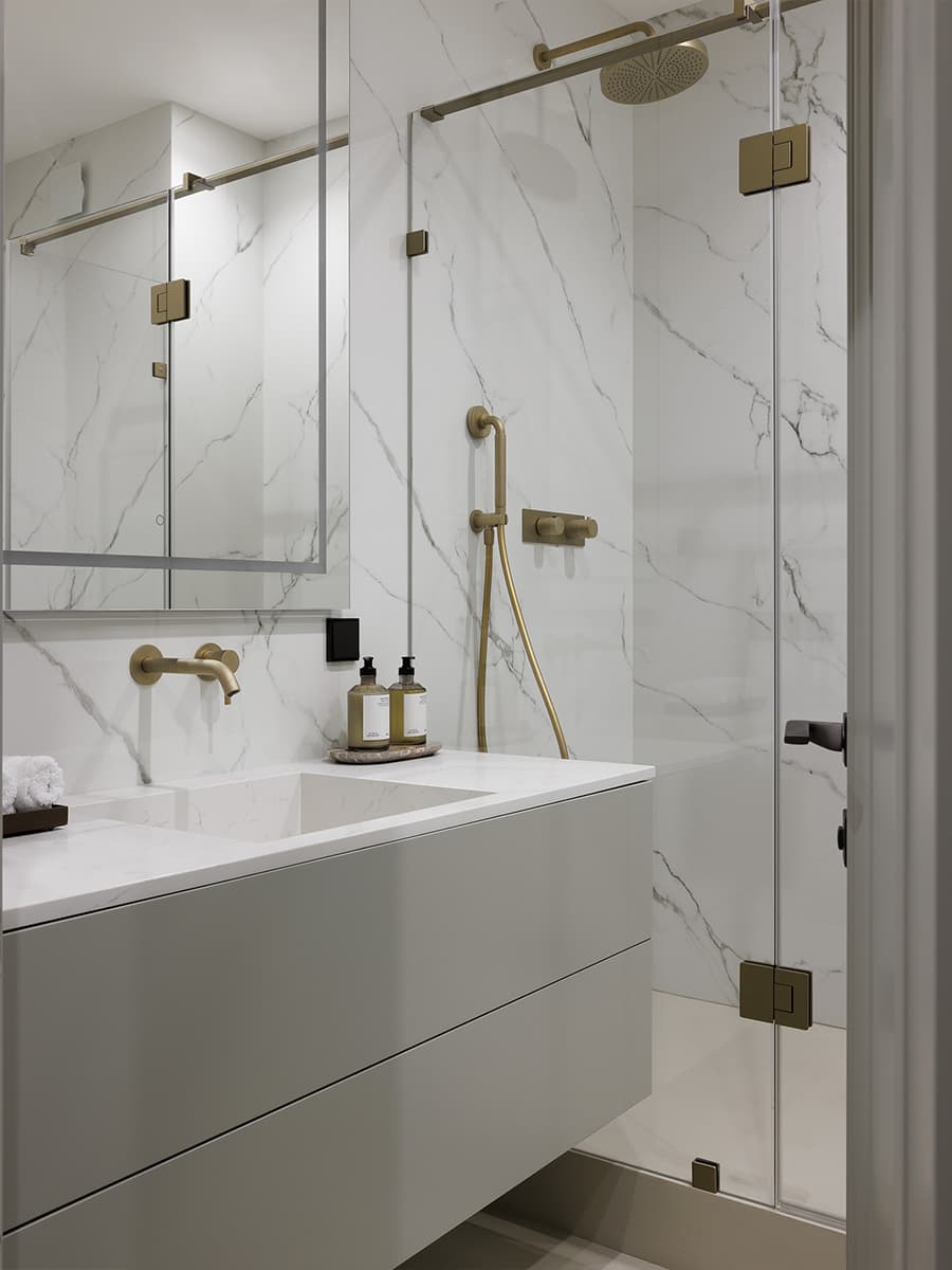 Бесшовные обои и итальянская мебель в светлом интерьере квартиры — проект Ольги Фокиной