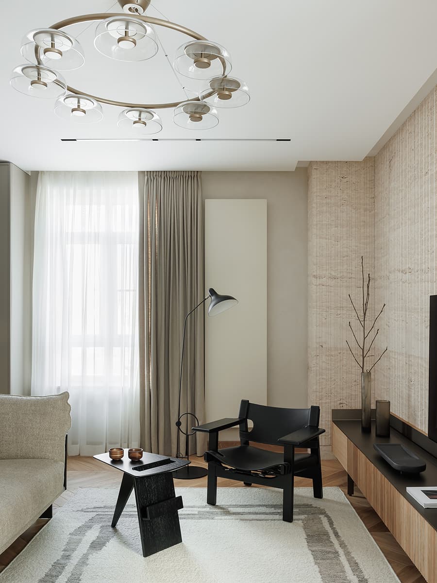 Бесшовные обои и итальянская мебель в светлом интерьере квартиры — проект Ольги Фокиной