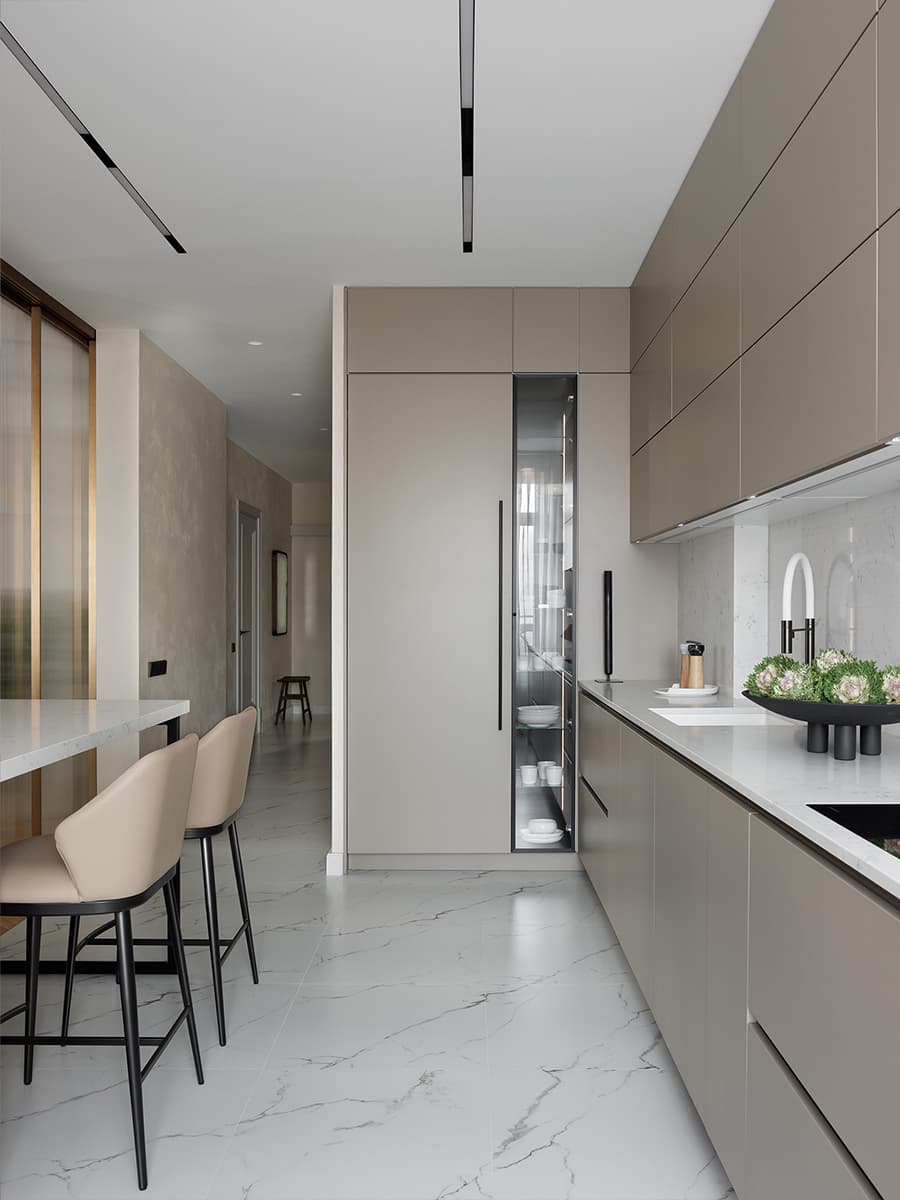 Бесшовные обои и итальянская мебель в светлом интерьере квартиры — проект Ольги Фокиной w3