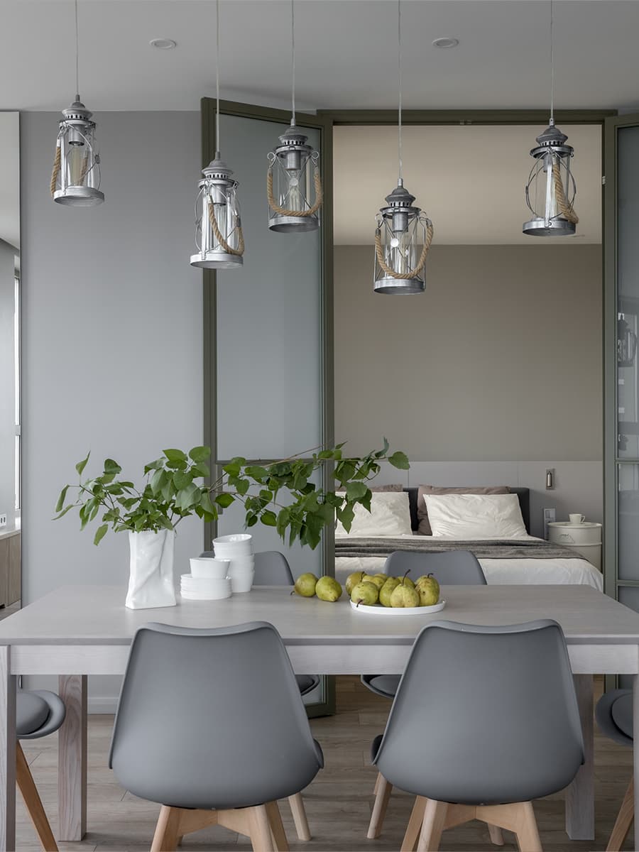 Люстра в виде молнии в интерьере видовой квартиры — проект Кати Чиж