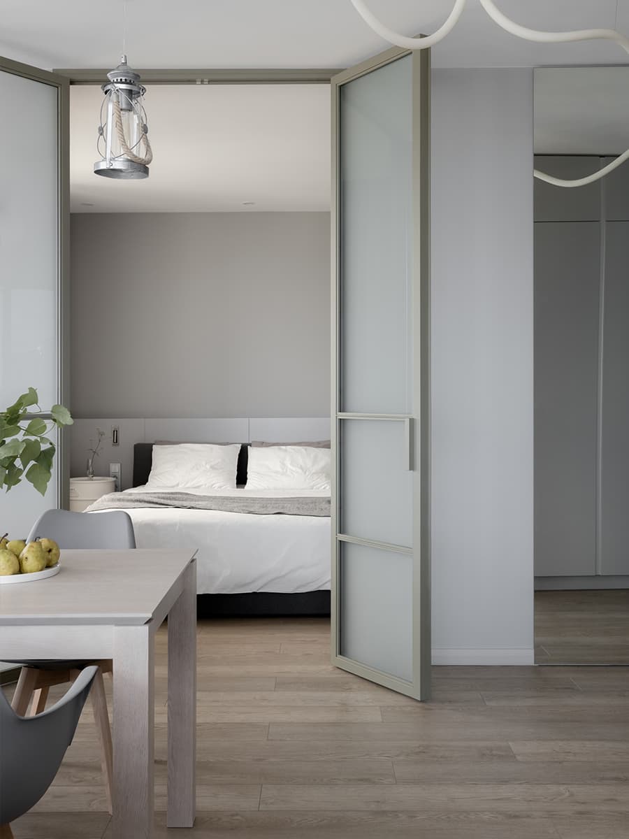 Люстра в виде молнии в интерьере видовой квартиры — проект Кати Чиж