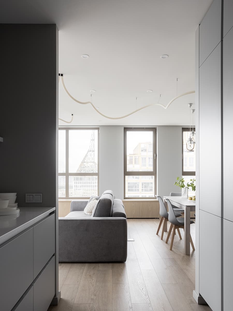 Люстра в виде молнии в интерьере видовой квартиры — проект Кати Чиж