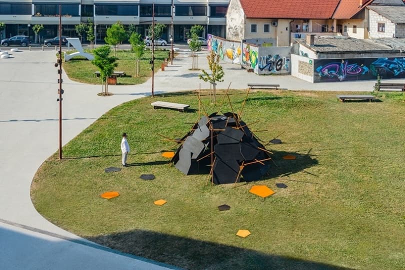 В Любляне появилась инсталляция в виде гнезда дракона