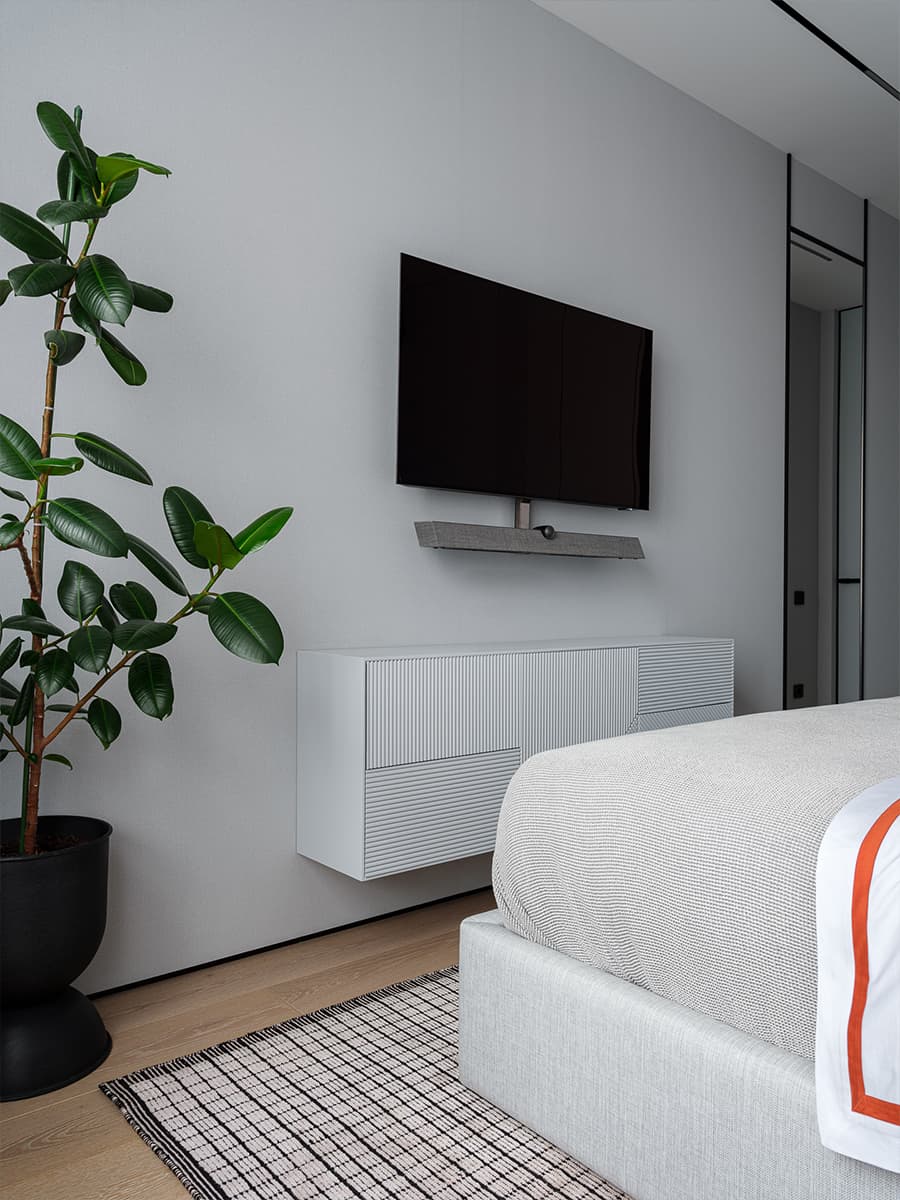 Терракотовые акценты в интерьере небольшой квартиры — проект студии Poshinteriors