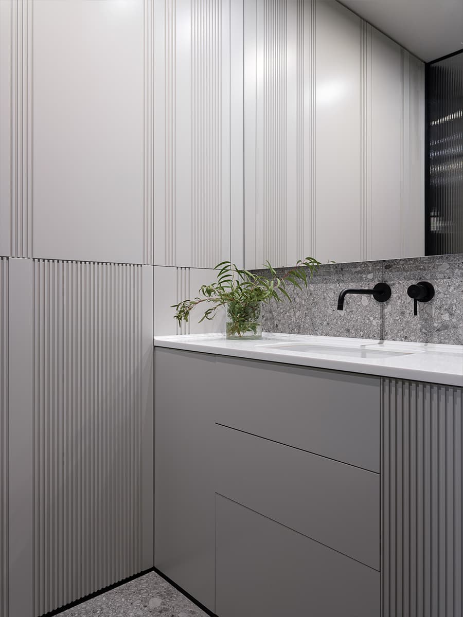 Терракотовые акценты в интерьере небольшой квартиры — проект студии Poshinteriors