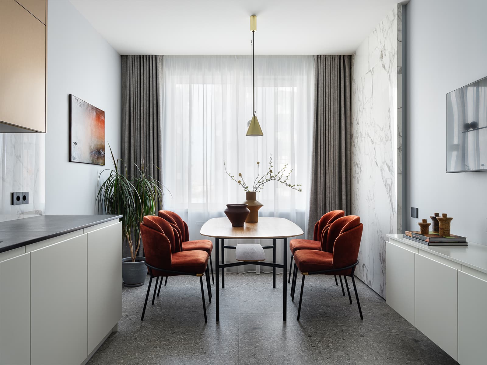 Терракотовые акценты в интерьере небольшой квартиры — проект студии Poshinteriors