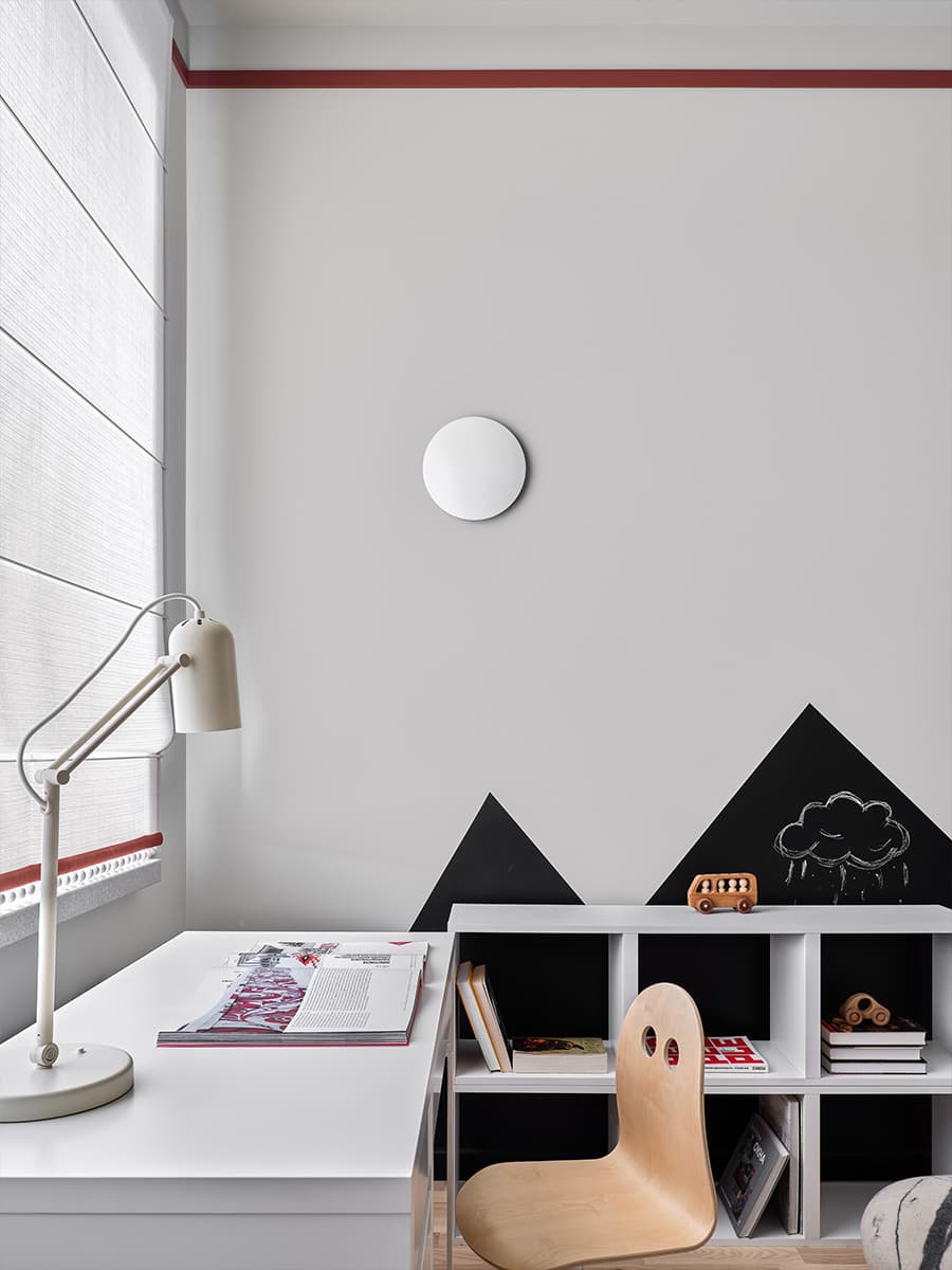 Интерьер в серых тонах с винными акцентами для молодой пары — проект Studi.O