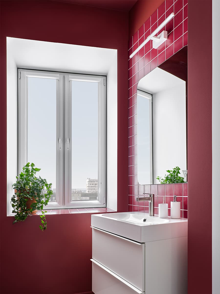 Интерьер в серых тонах с винными акцентами для молодой пары — проект Studi.O