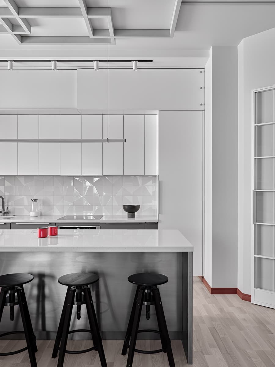 Интерьер в серых тонах с винными акцентами для молодой пары — проект Studi.O