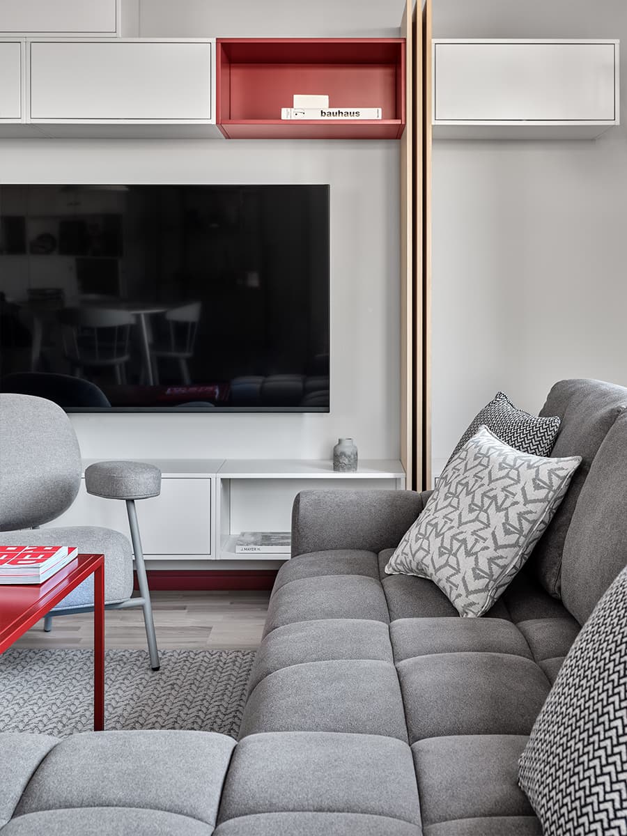 Интерьер в серых тонах с винными акцентами для молодой пары — проект Studi.O