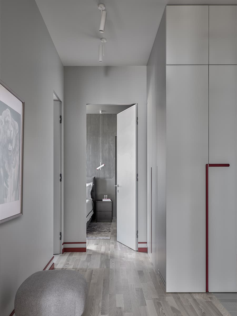Интерьер в серых тонах с винными акцентами для молодой пары — проект Studi.O