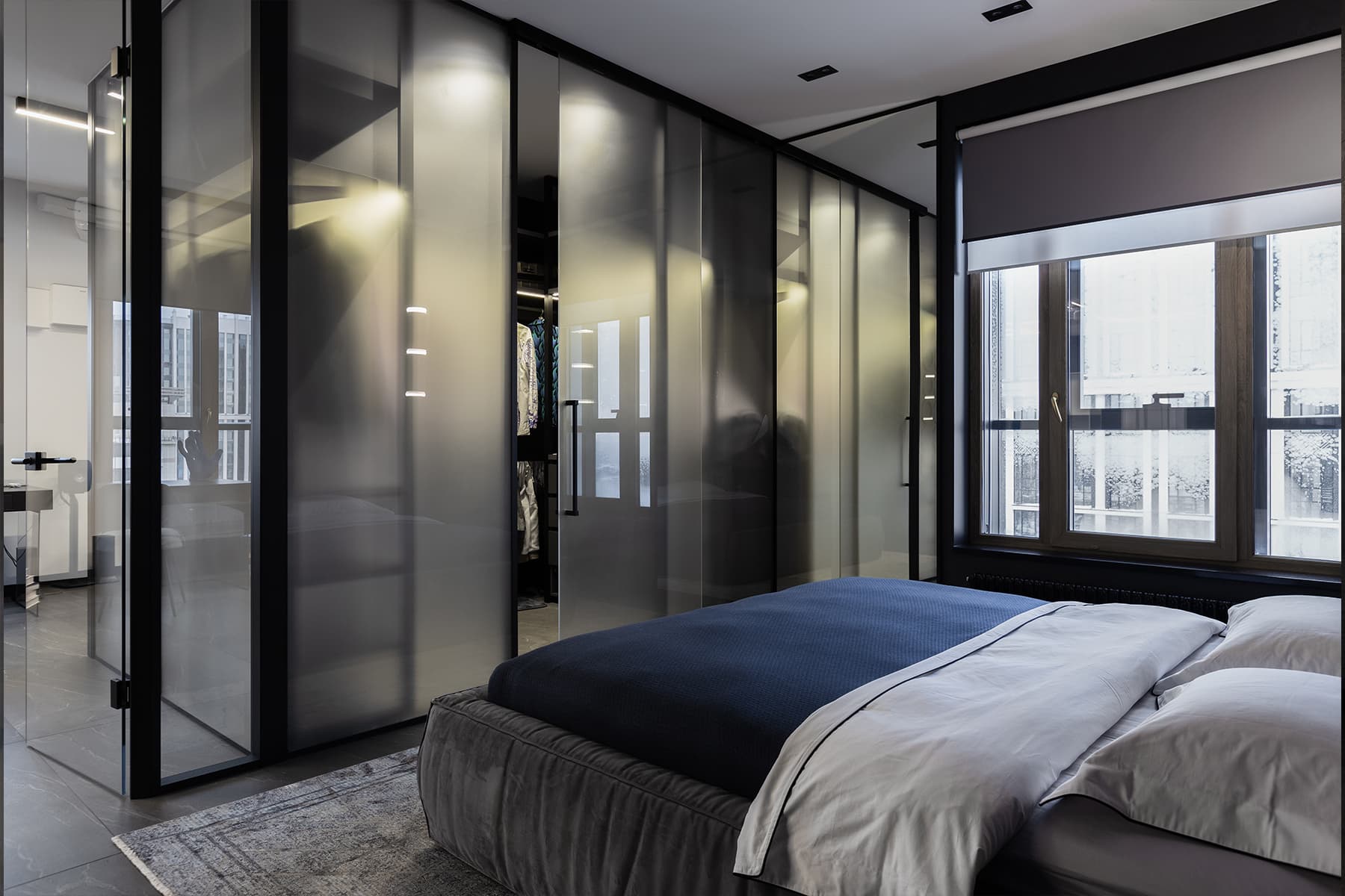 Голубое стекло и ощущение воздуха в современном интерьере для студента — проект design studio Galitarova