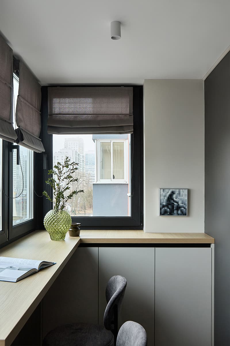 Контраст строгости и теплоты в квартире для программиста — проект студии дизайна интерьеров KIWI