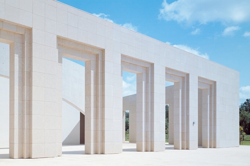 Bofill Taller de Arquitectura построила университетский конференц-центр в Рабате