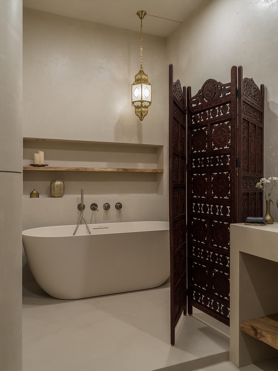 Богатый деталями и декором интерьер с необычной штукатуркой — проект студии Amirova Design