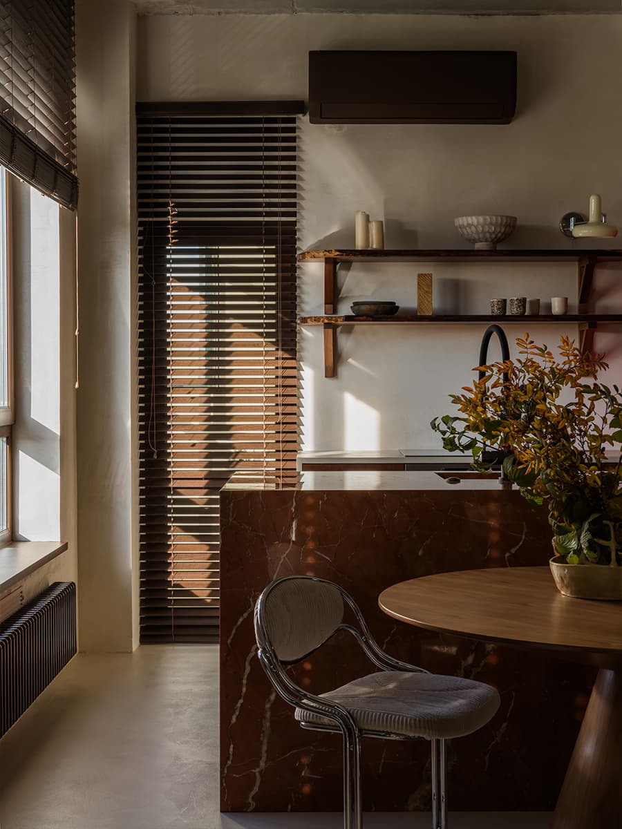 Богатый деталями и декором интерьер с необычной штукатуркой — проект студии Amirova Design