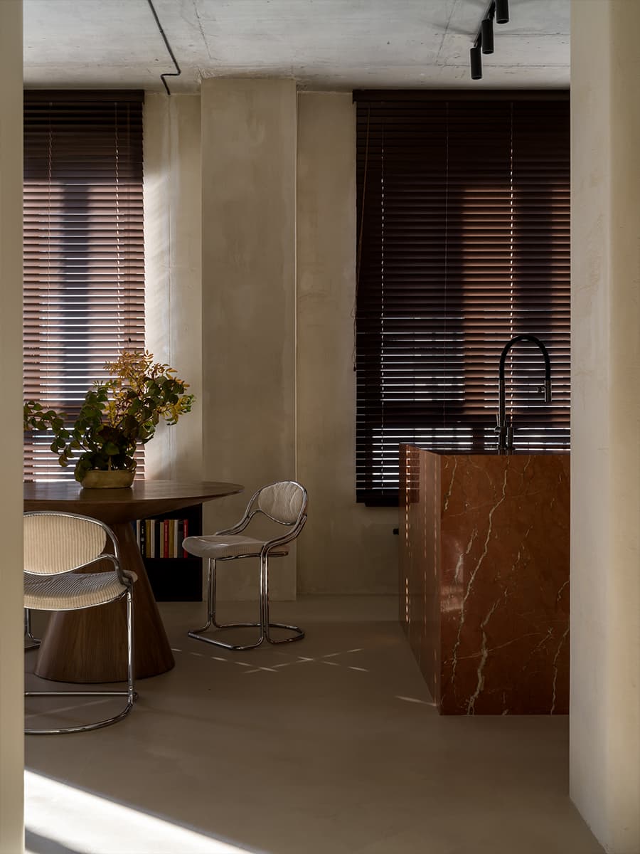 Богатый деталями и декором интерьер с необычной штукатуркой — проект студии Amirova Design