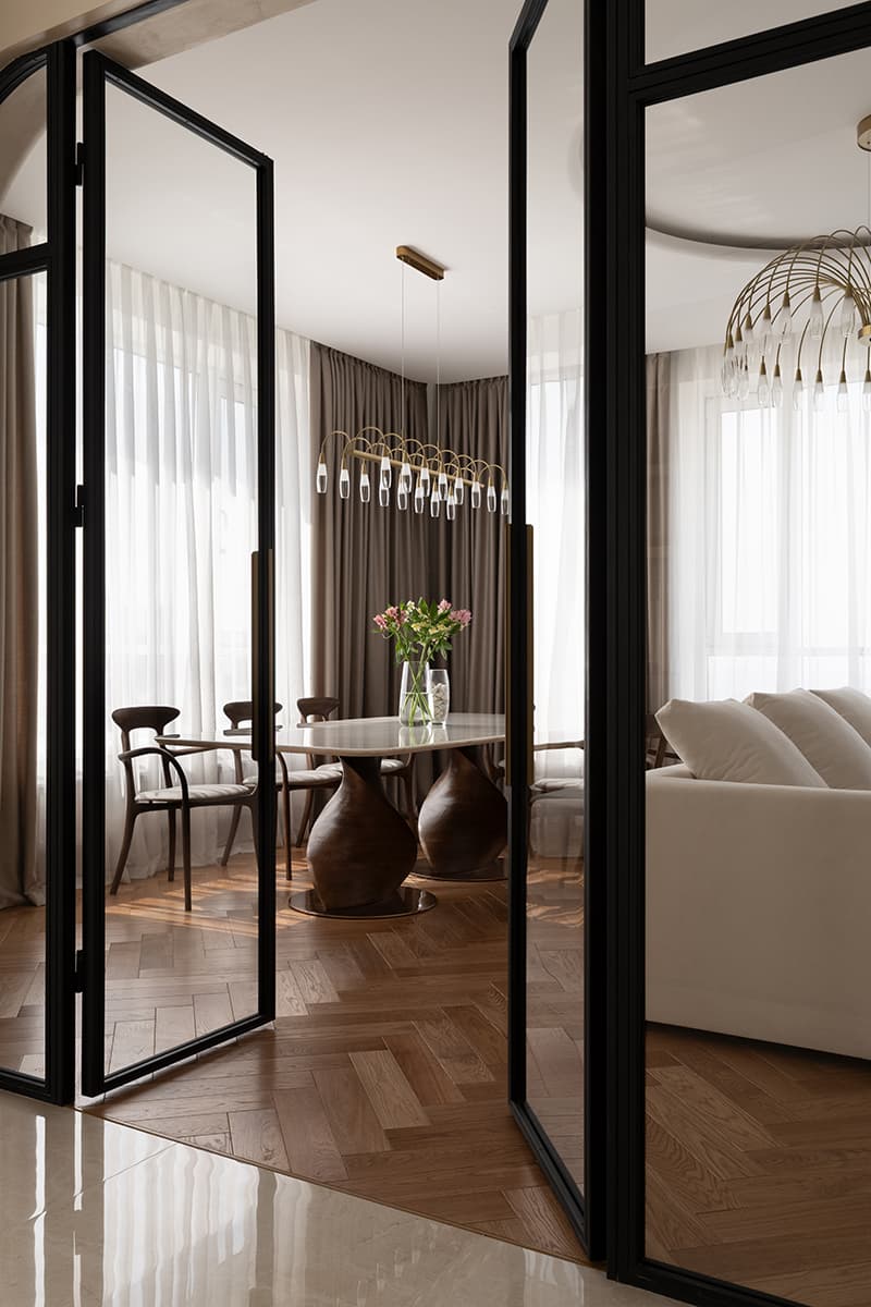 Обволакивающий интерьер «женской» квартиры с золотистыми акцентами — проект студии Room Design