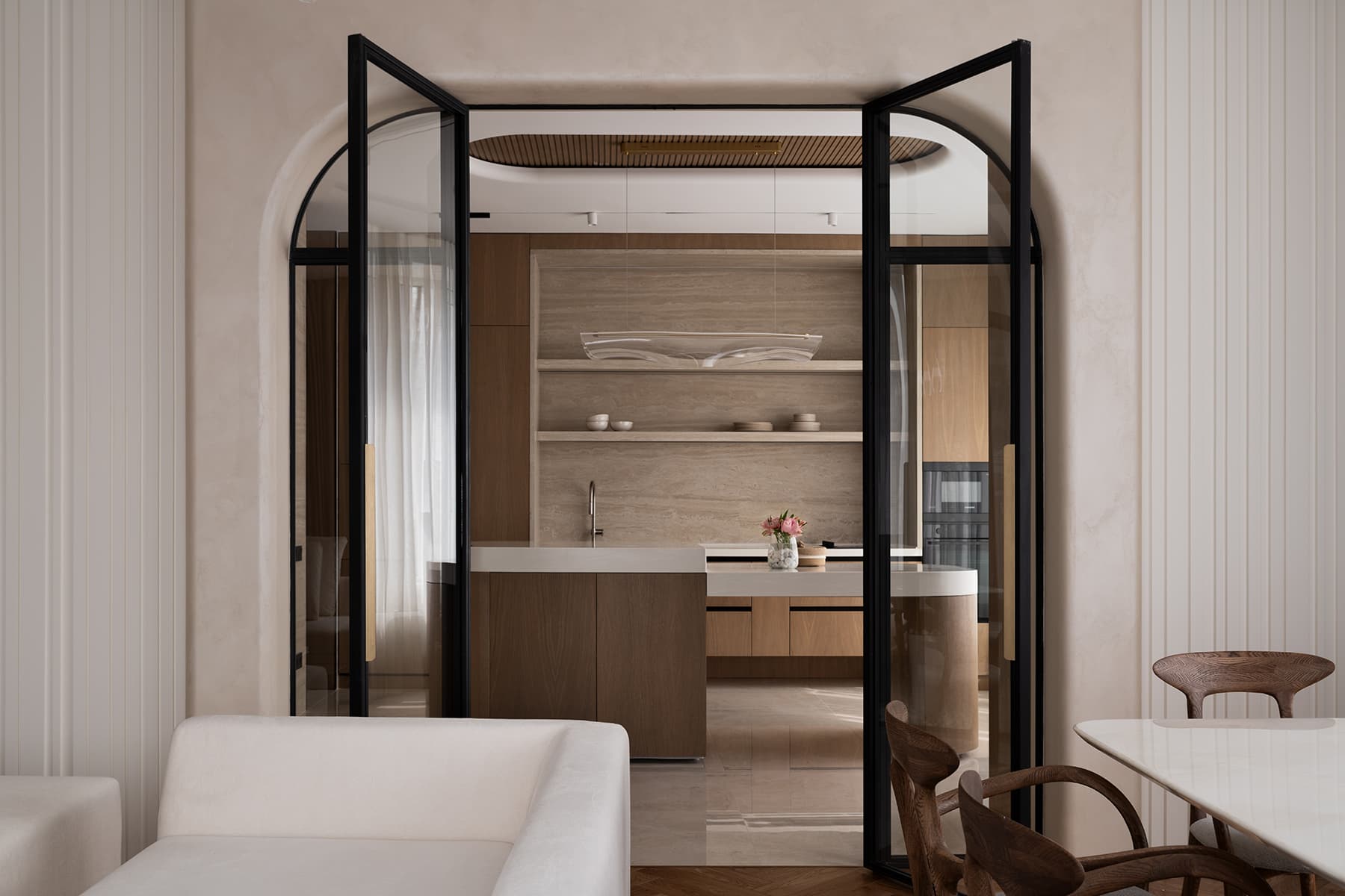 Обволакивающий интерьер «женской» квартиры с золотистыми акцентами — проект студии Room Design