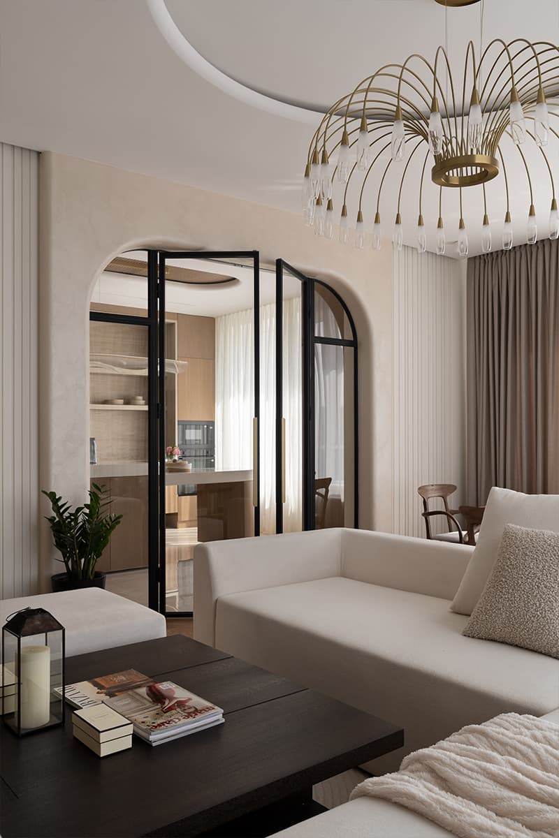 Обволакивающий интерьер «женской» квартиры с золотистыми акцентами — проект студии Room Design