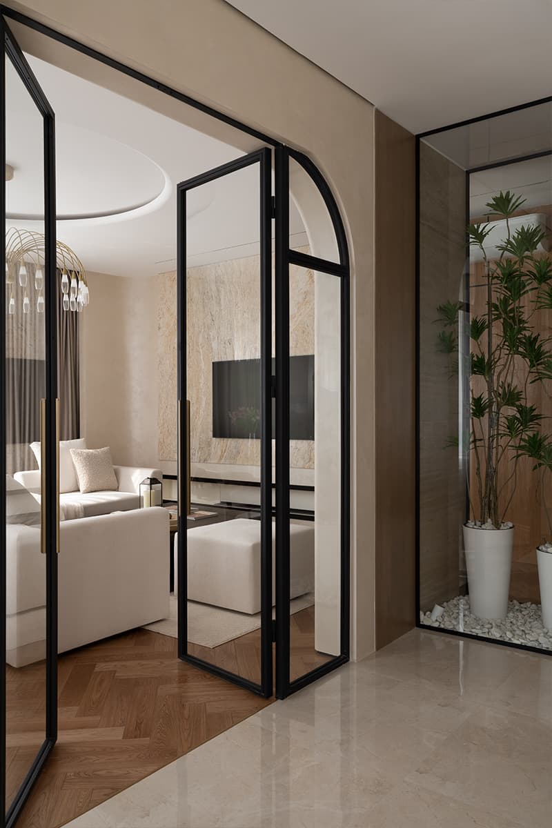 Обволакивающий интерьер «женской» квартиры с золотистыми акцентами — проект студии Room Design