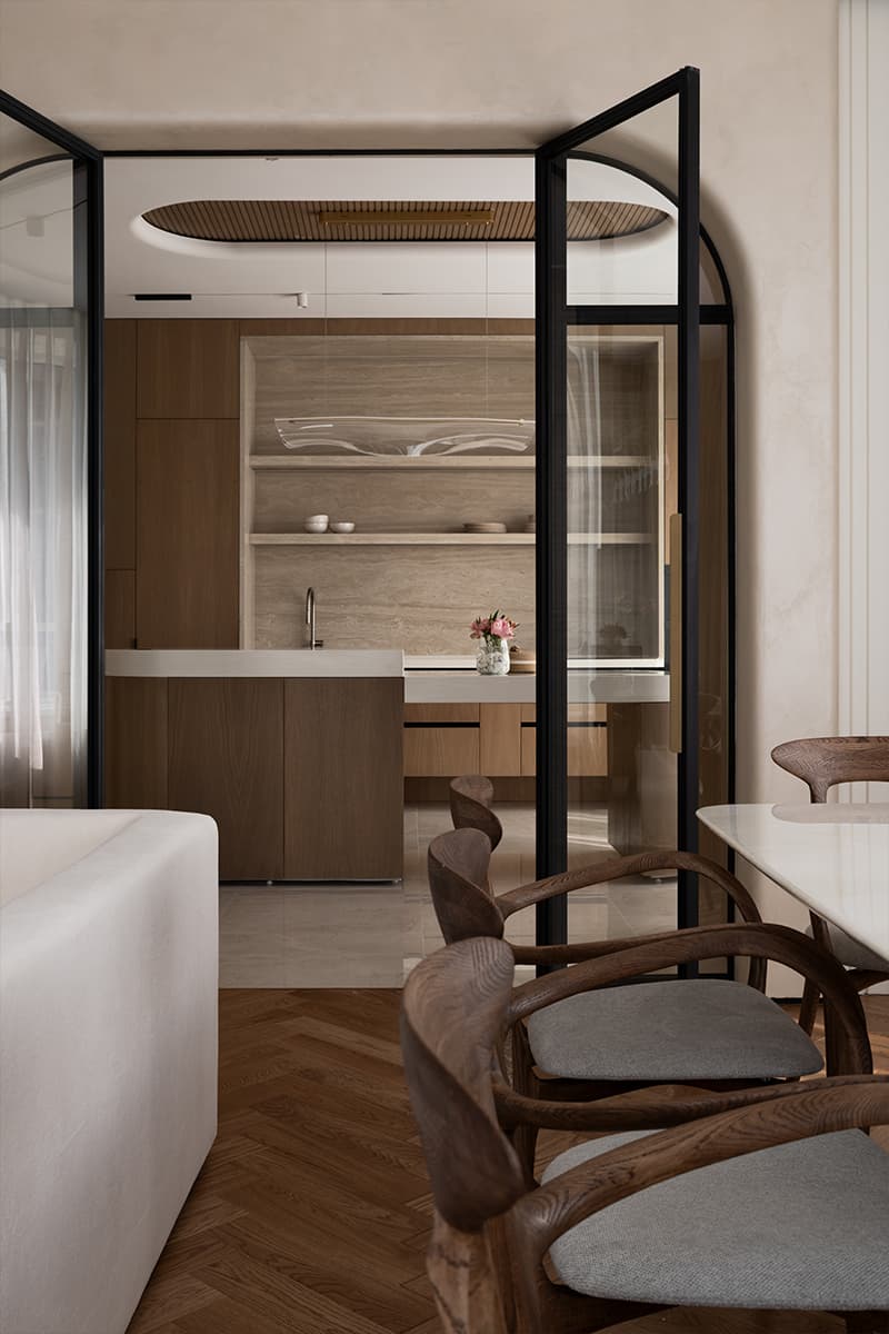 Обволакивающий интерьер «женской» квартиры с золотистыми акцентами — проект студии Room Design w3