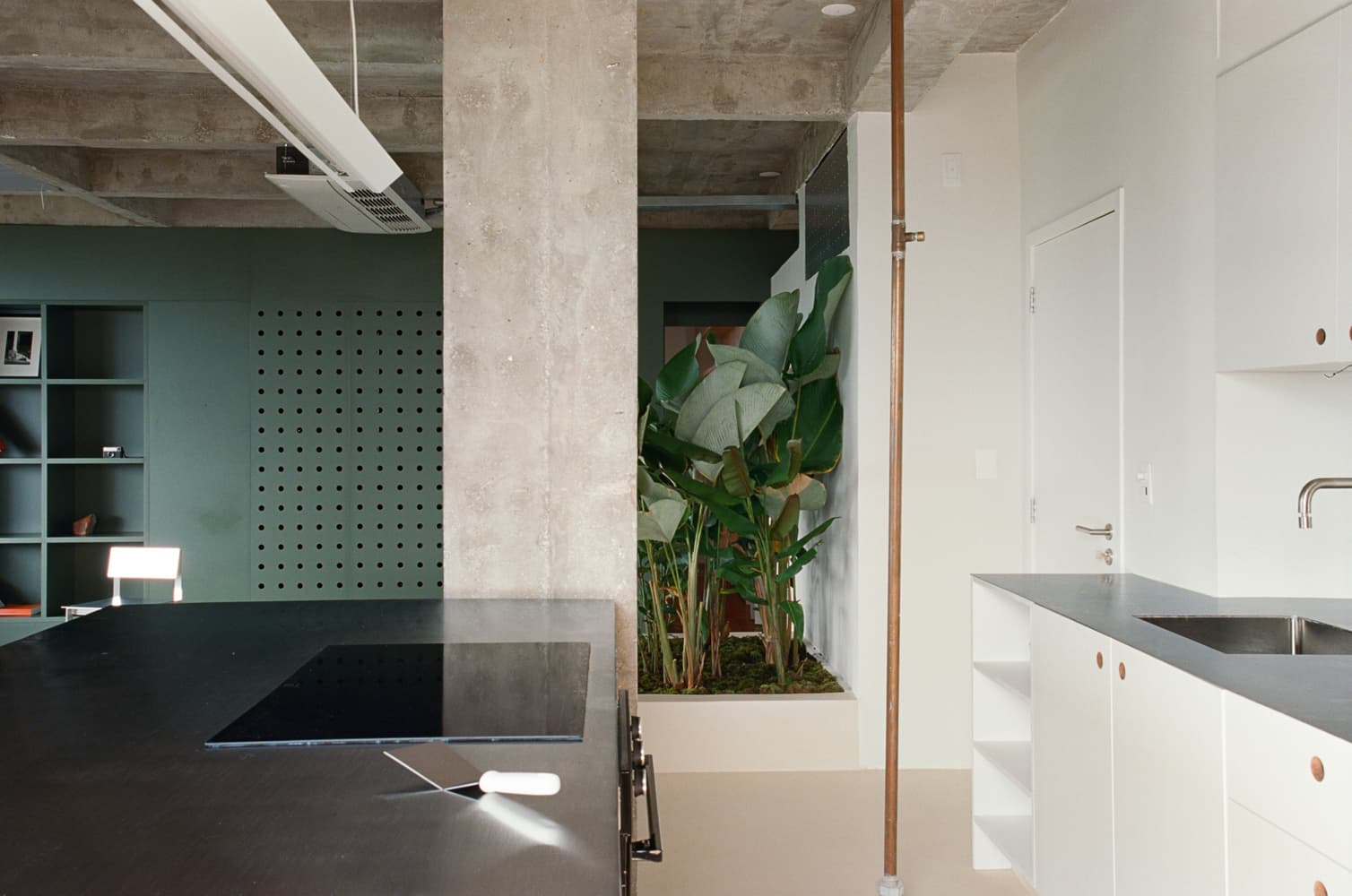 Шкафы как элемент зонирования в интерьере просторной бразильской квартиры — проект Луиза Солано