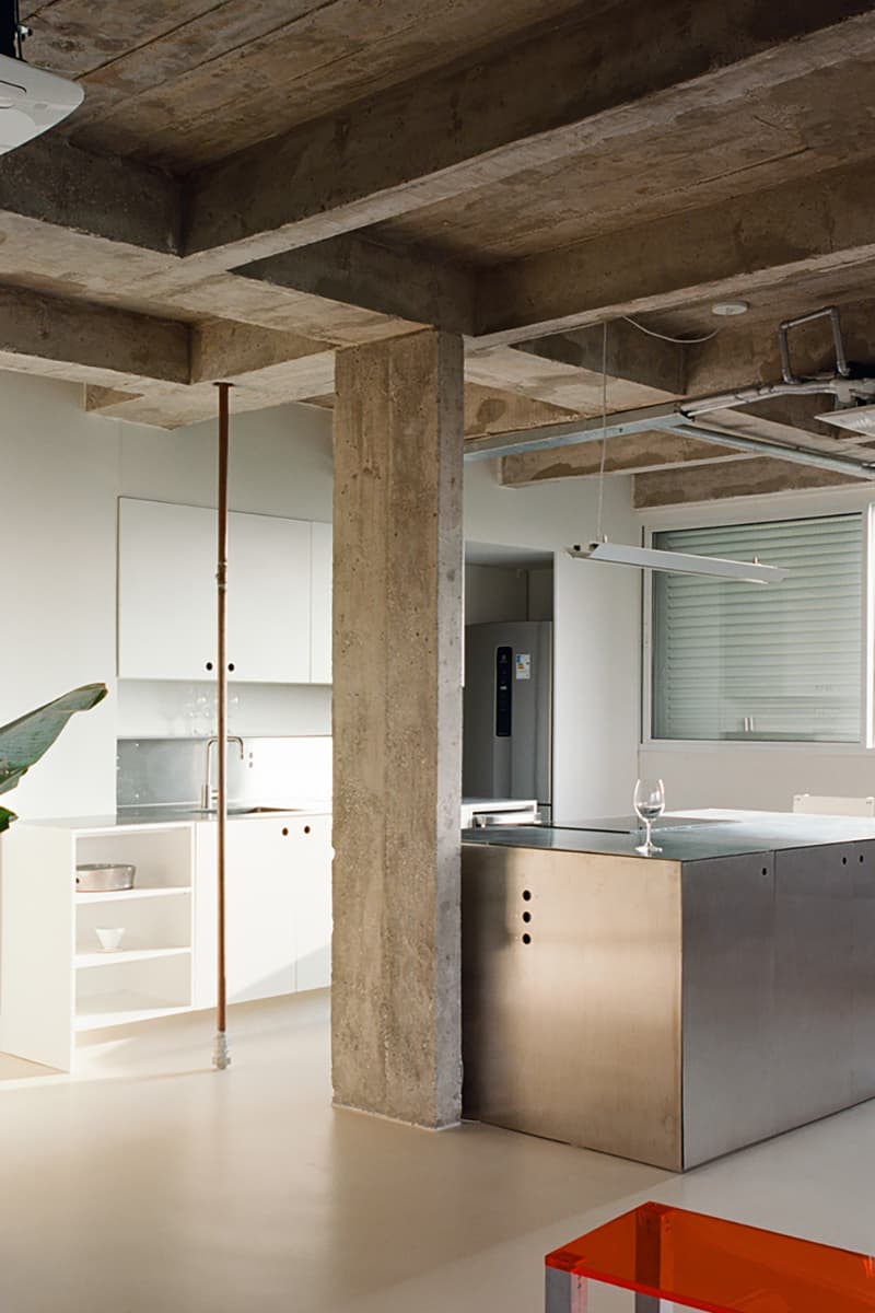 Шкафы как элемент зонирования в интерьере просторной бразильской квартиры — проект Луиза Солано