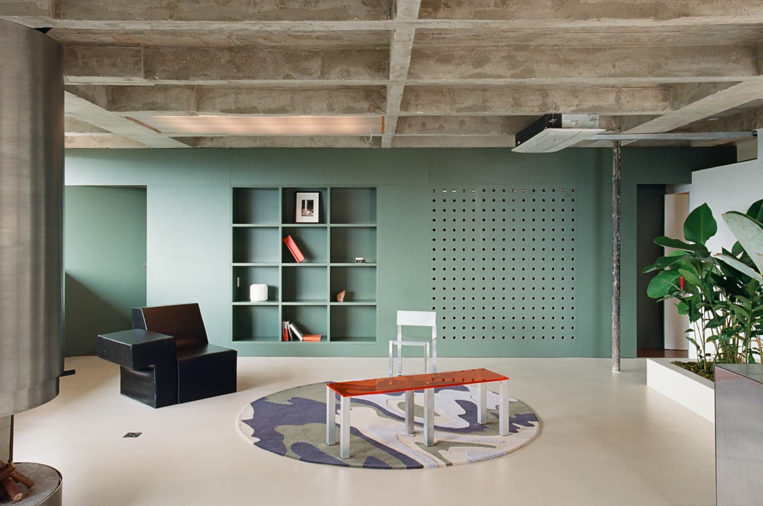 Шкафы как элемент зонирования в интерьере просторной бразильской квартиры — проект Луиза Солано