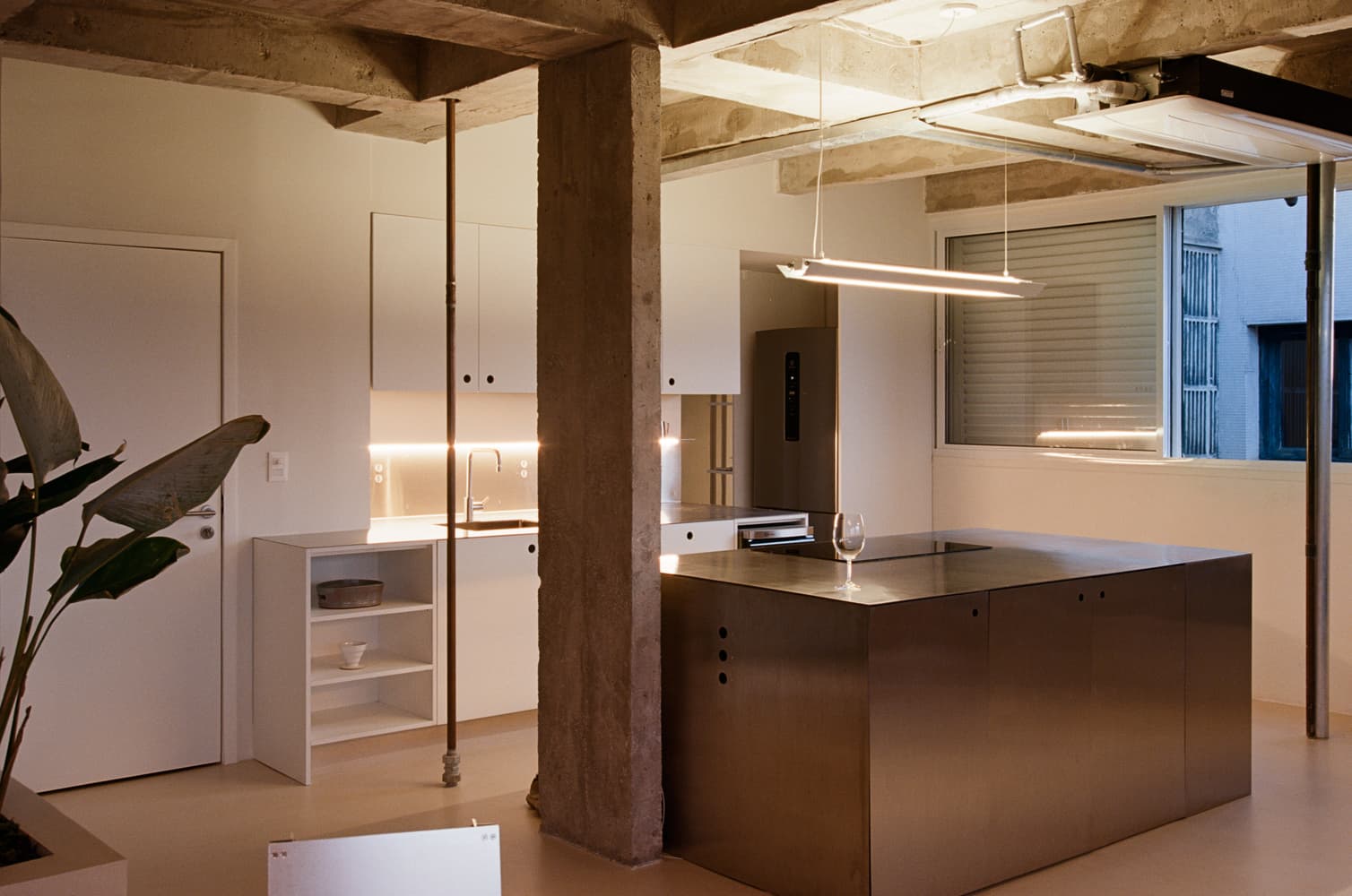 Шкафы как элемент зонирования в интерьере просторной бразильской квартиры — проект Луиза Солано