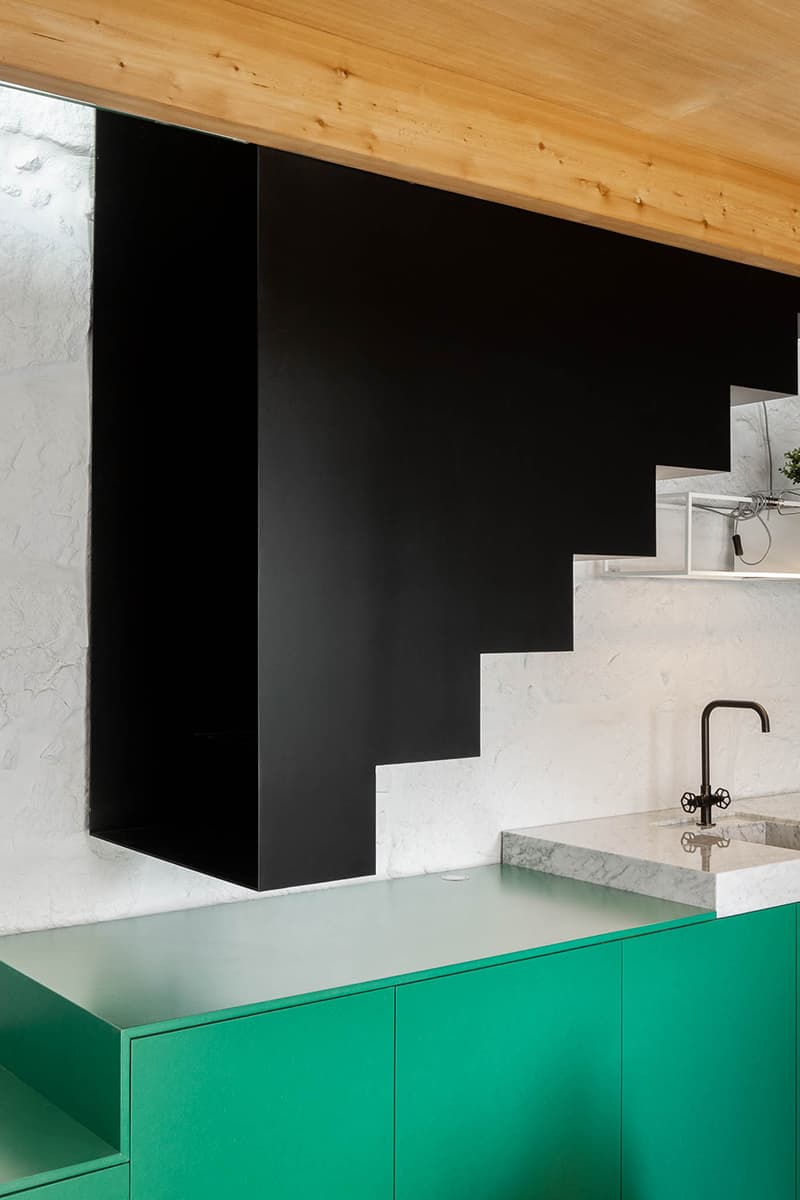 Яркие оконные откосы в интерьере крошечной двухэтажной квартиры в Порту — проект студии Spaceworkers