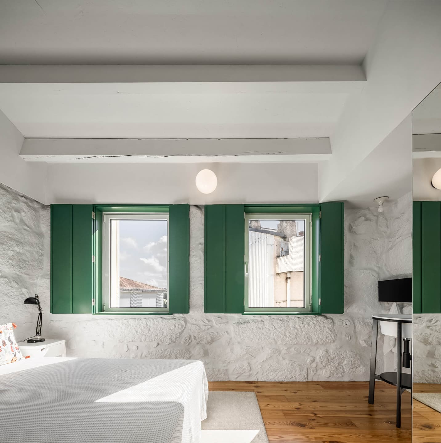 Яркие оконные откосы в интерьере крошечной двухэтажной квартиры в Порту — проект студии Spaceworkers