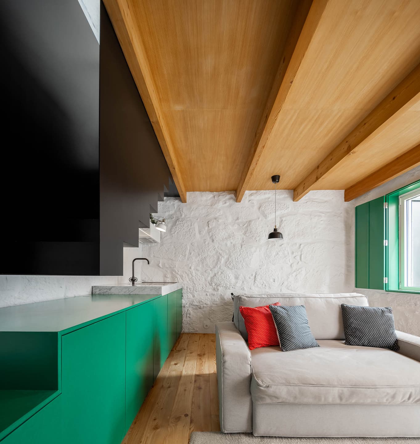 Яркие оконные откосы в интерьере крошечной двухэтажной квартиры в Порту — проект студии Spaceworkers