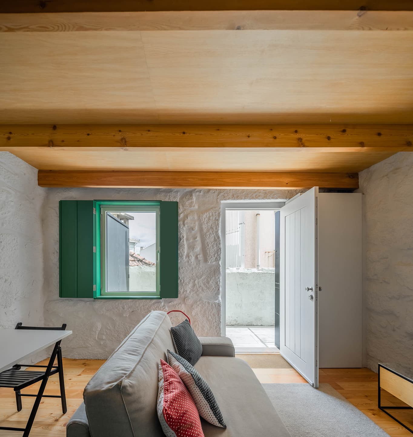 Яркие оконные откосы в интерьере крошечной двухэтажной квартиры в Порту — проект студии Spaceworkers