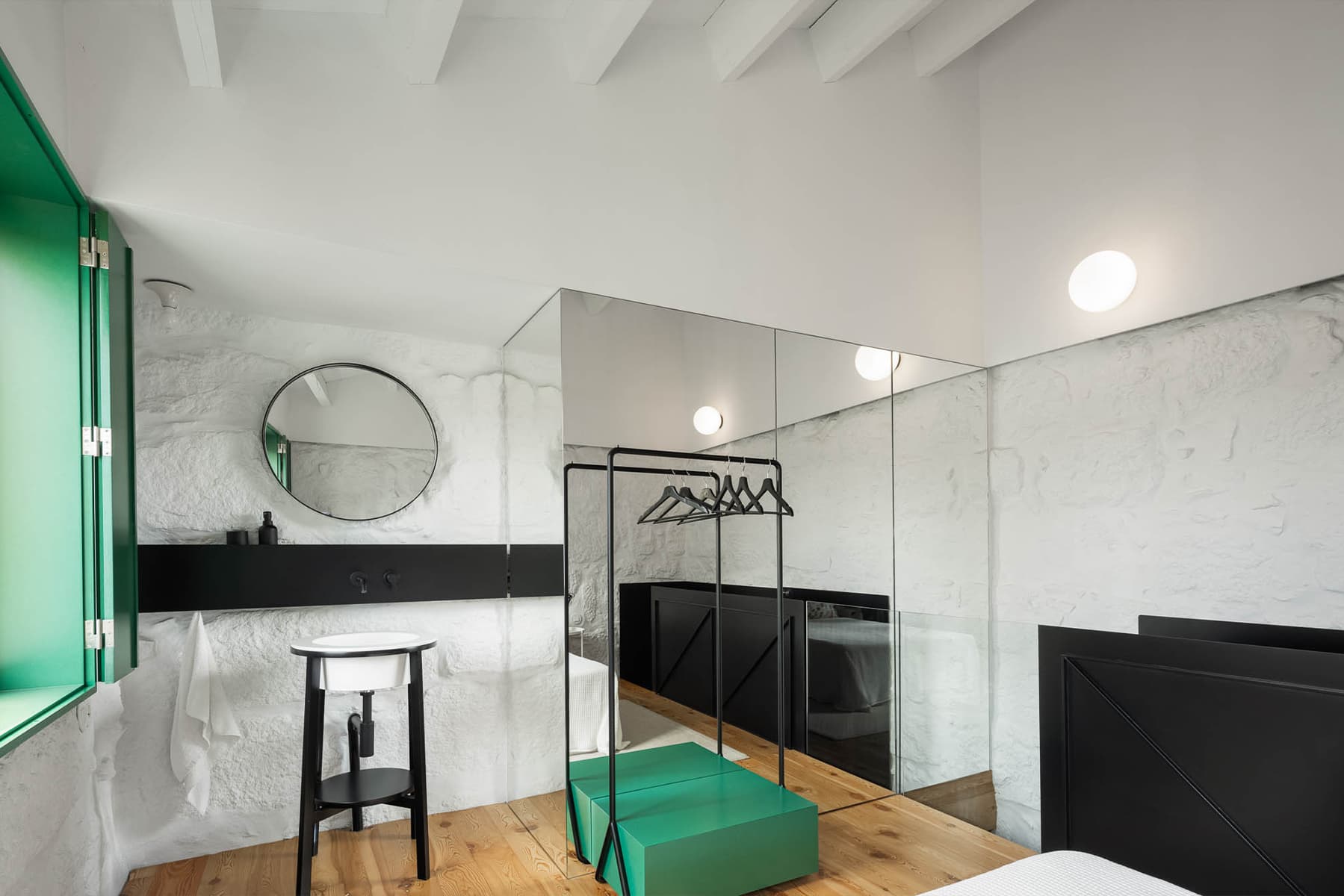 Яркие оконные откосы в интерьере крошечной двухэтажной квартиры в Порту — проект студии Spaceworkers w3