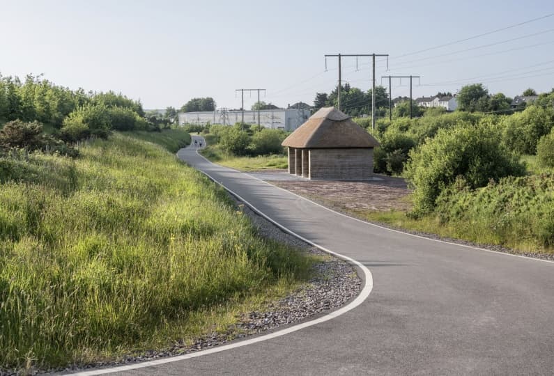 Fuinneamh Workshop Architects построили укрытие из природных материалов в ирландском парке