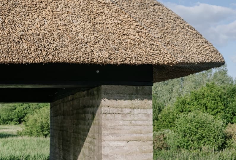 Fuinneamh Workshop Architects построили укрытие из природных материалов в ирландском парке