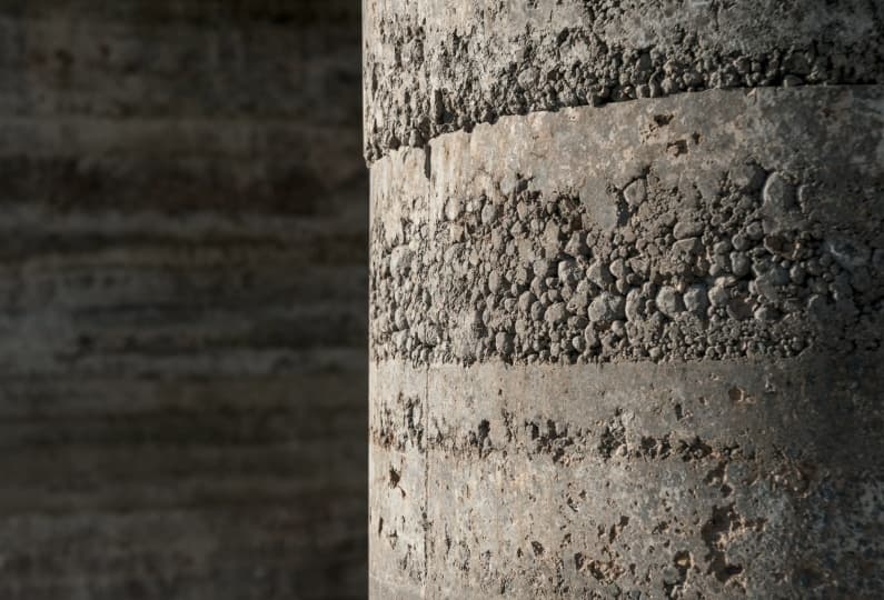 Fuinneamh Workshop Architects построили укрытие из природных материалов в ирландском парке