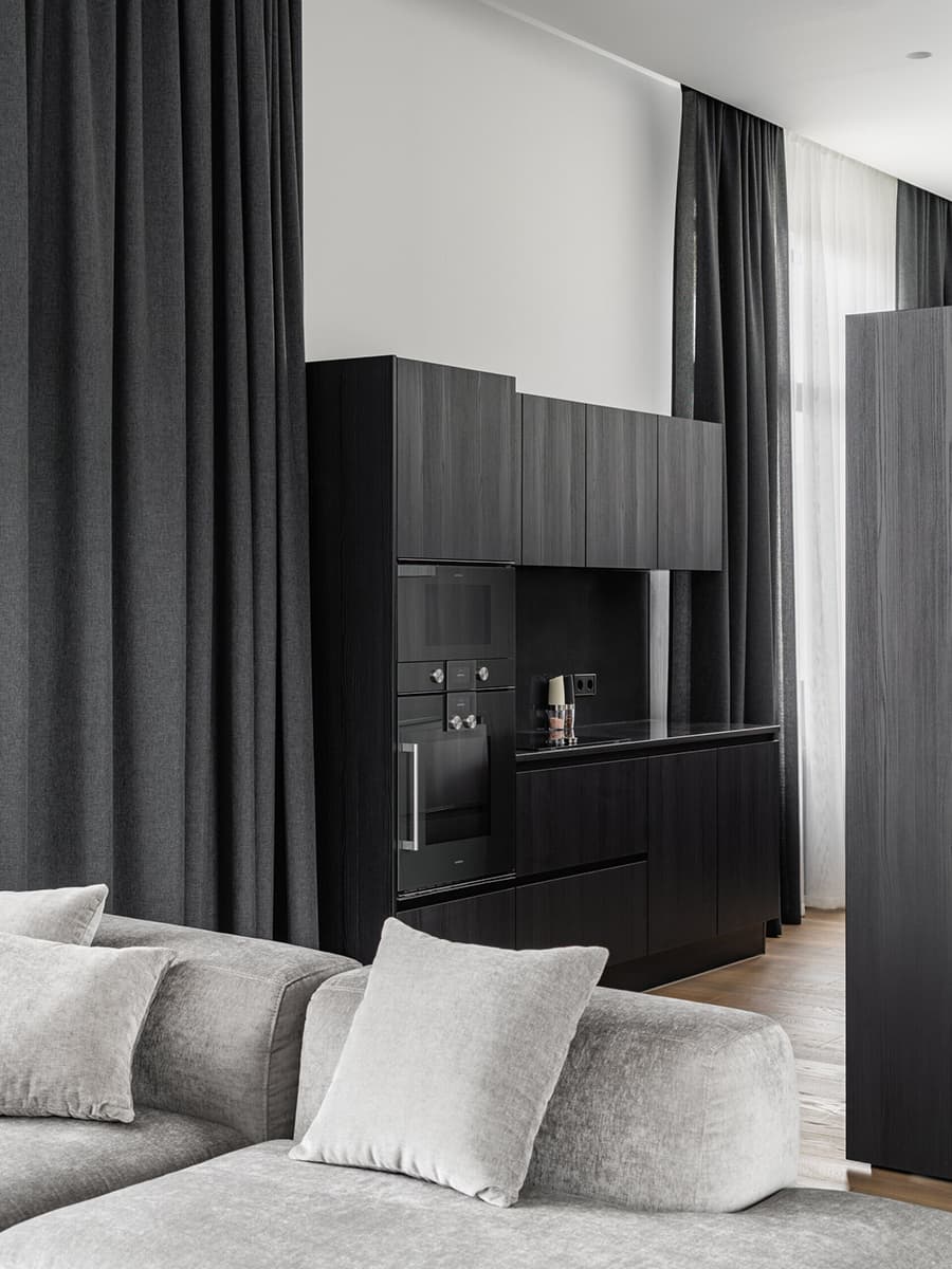 Монохром, черные стеновые панели и лаконичные светильники в квартире для холостяка — проект Артема Алексеева