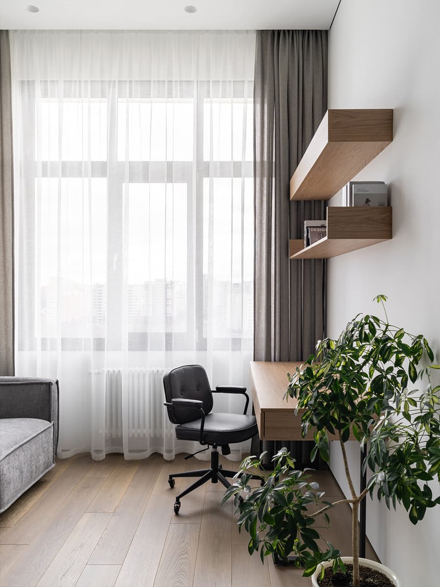 Монохром, черные стеновые панели и лаконичные светильники в квартире для холостяка — проект Артема Алексеева