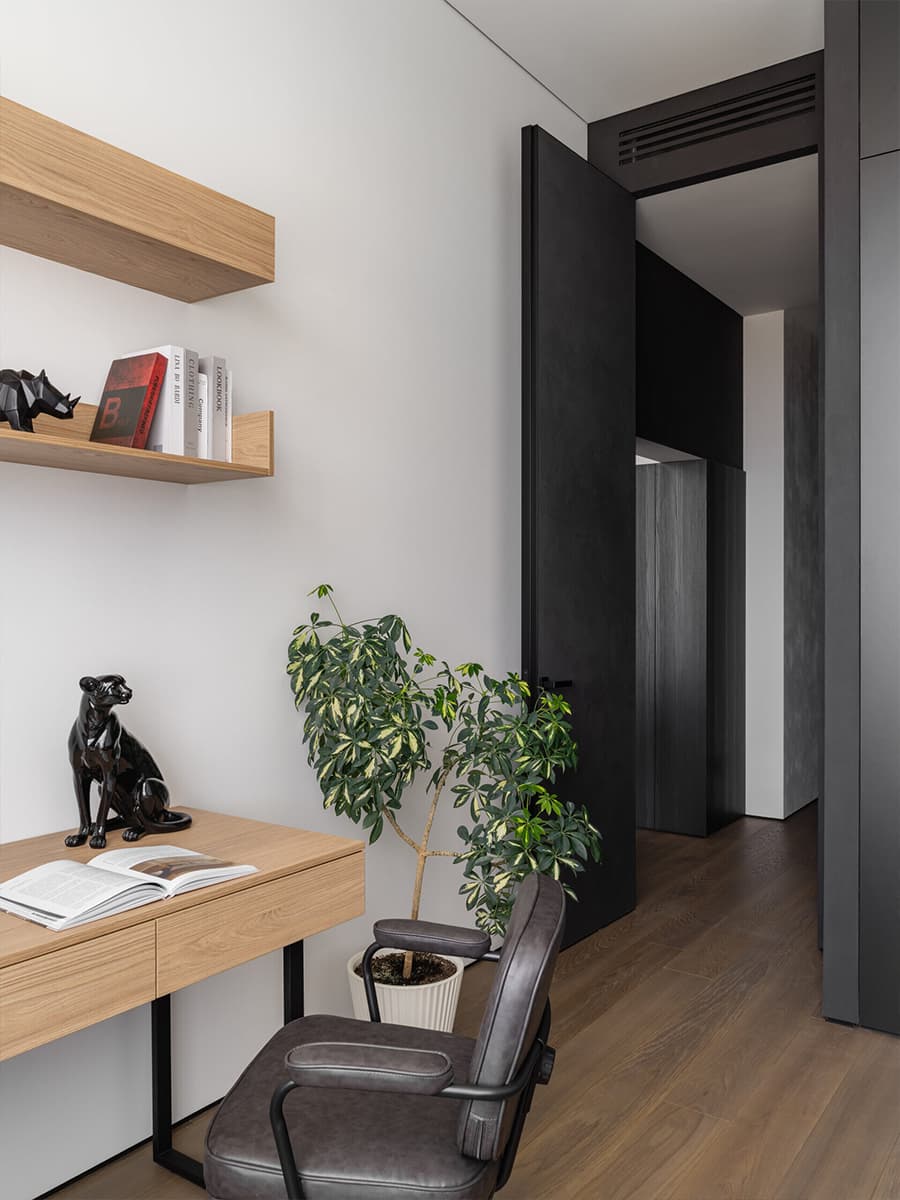 Монохром, черные стеновые панели и лаконичные светильники в квартире для холостяка — проект Артема Алексеева