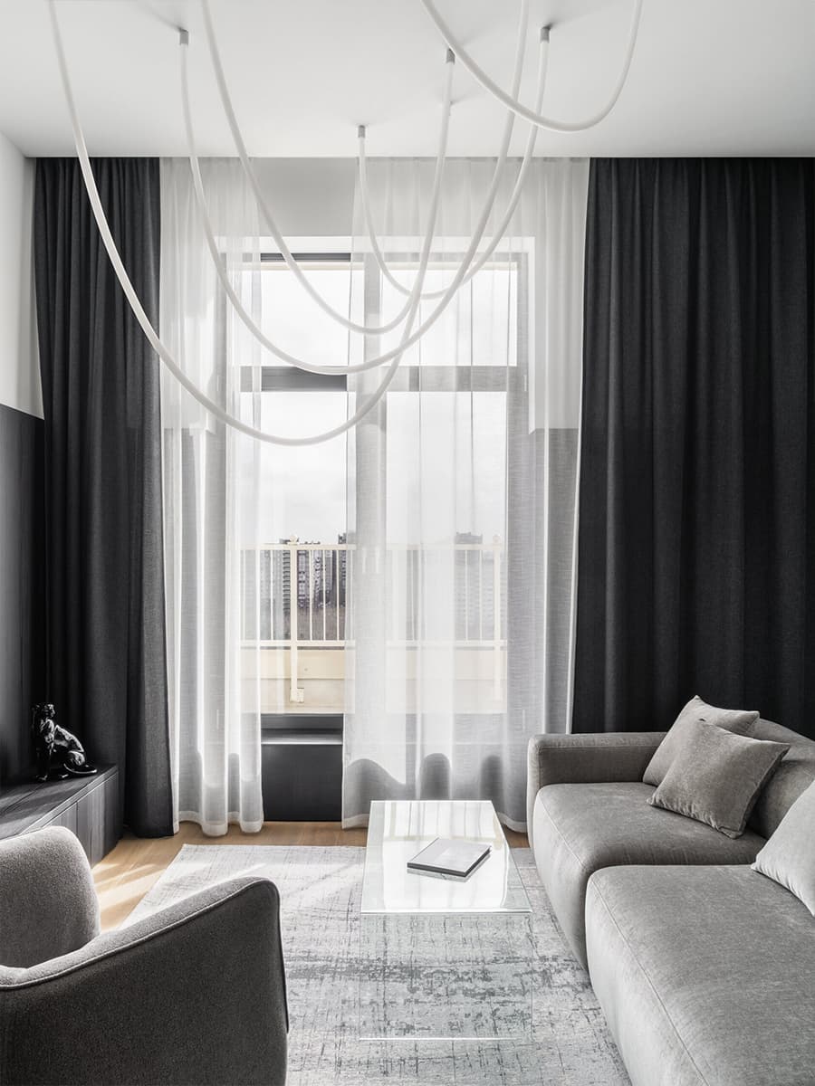 Монохром, черные стеновые панели и лаконичные светильники в квартире для холостяка — проект Артема Алексеева