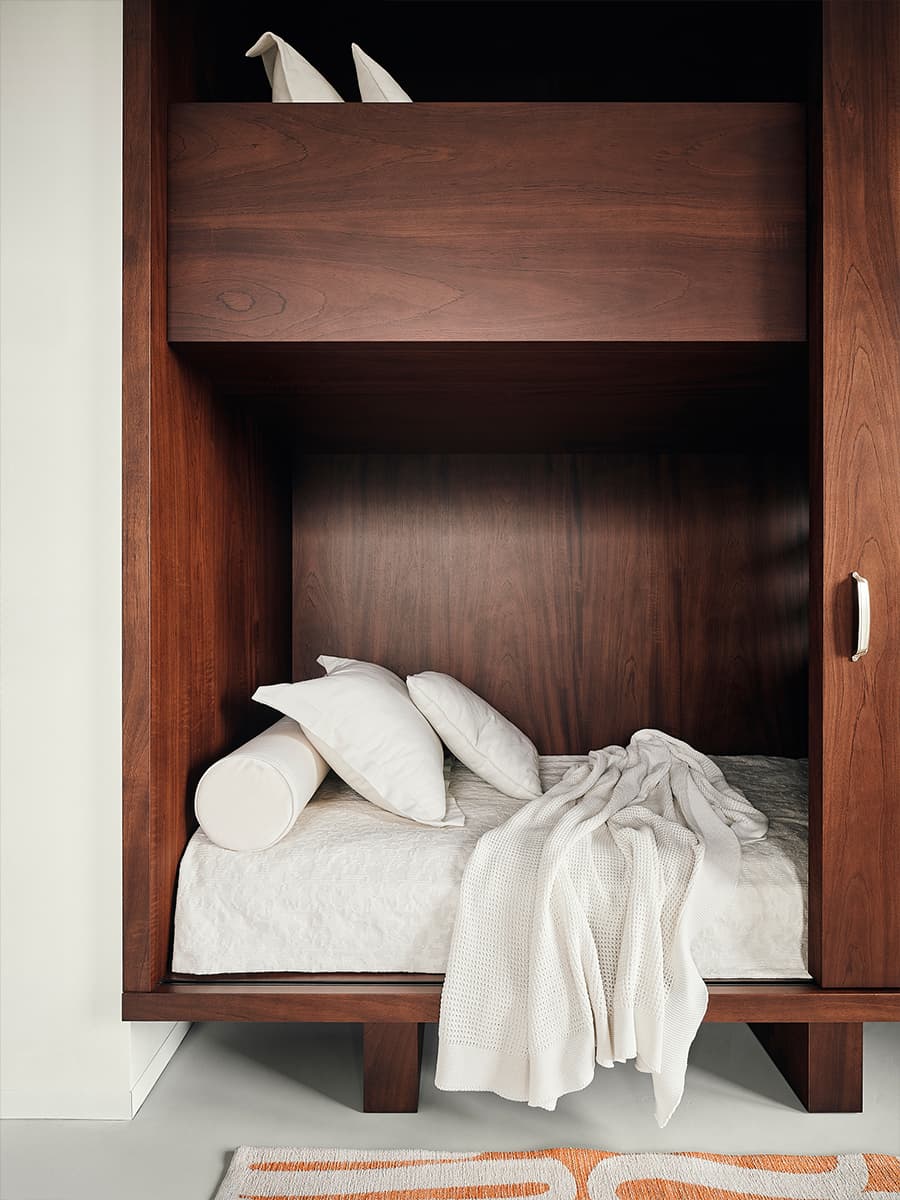 Эклектичный интерьер семейной квартиры с петербургским характером — проект DA Bureau