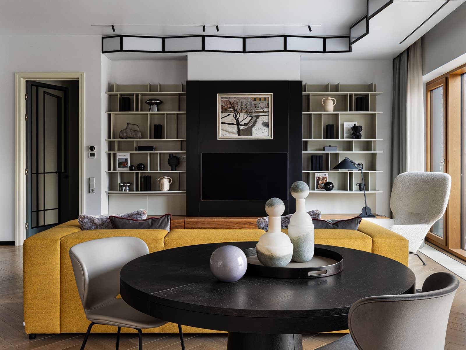 Элементы конструктивизма в красочном интерьере большой квартиры — проект Architecture design MatGolm