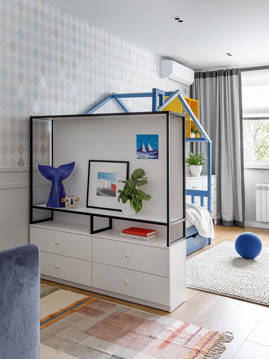 Оттенки синего, кораллового и бирюзового в квартире для семьи моряка — проект студии Rыба Дизайн