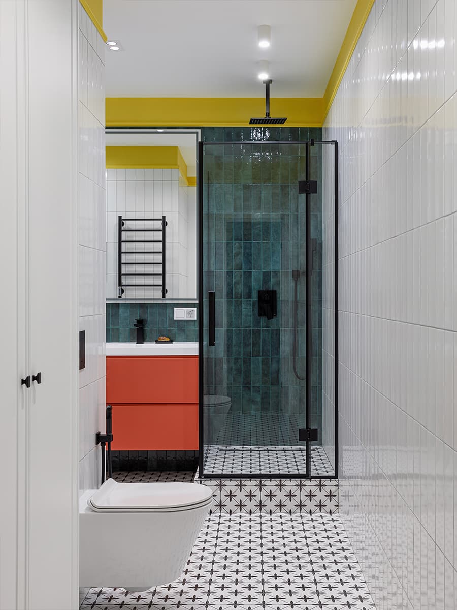 Оттенки синего, кораллового и бирюзового в квартире для семьи моряка — проект студии Rыба Дизайн